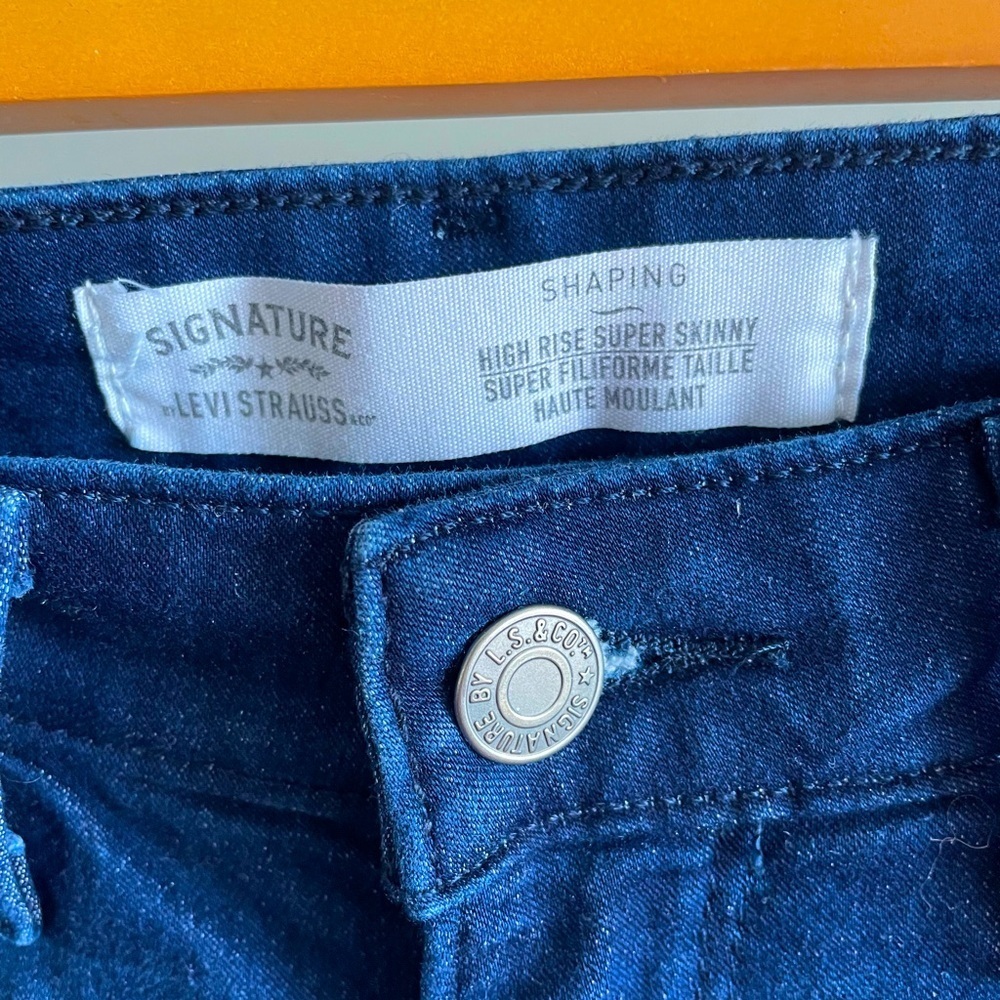 Signature Levi Strauss High Rise Super Skinny Shaping Jeans Size 4 in Dark Blue - Picture 2 of 5